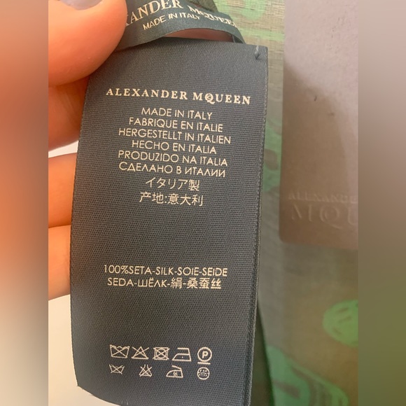 ALEXANDER MCQUEEN Skull Scarf 104cm x 120cm includes original tag - Picture 7 of 8